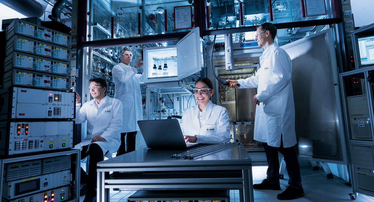 Innovationen Vier Forscher in einem Labor der BASF