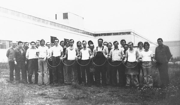 Eine Gruppe Mitarbeiter des Michelin-Werks Trier auf einer historischen Aufnahme