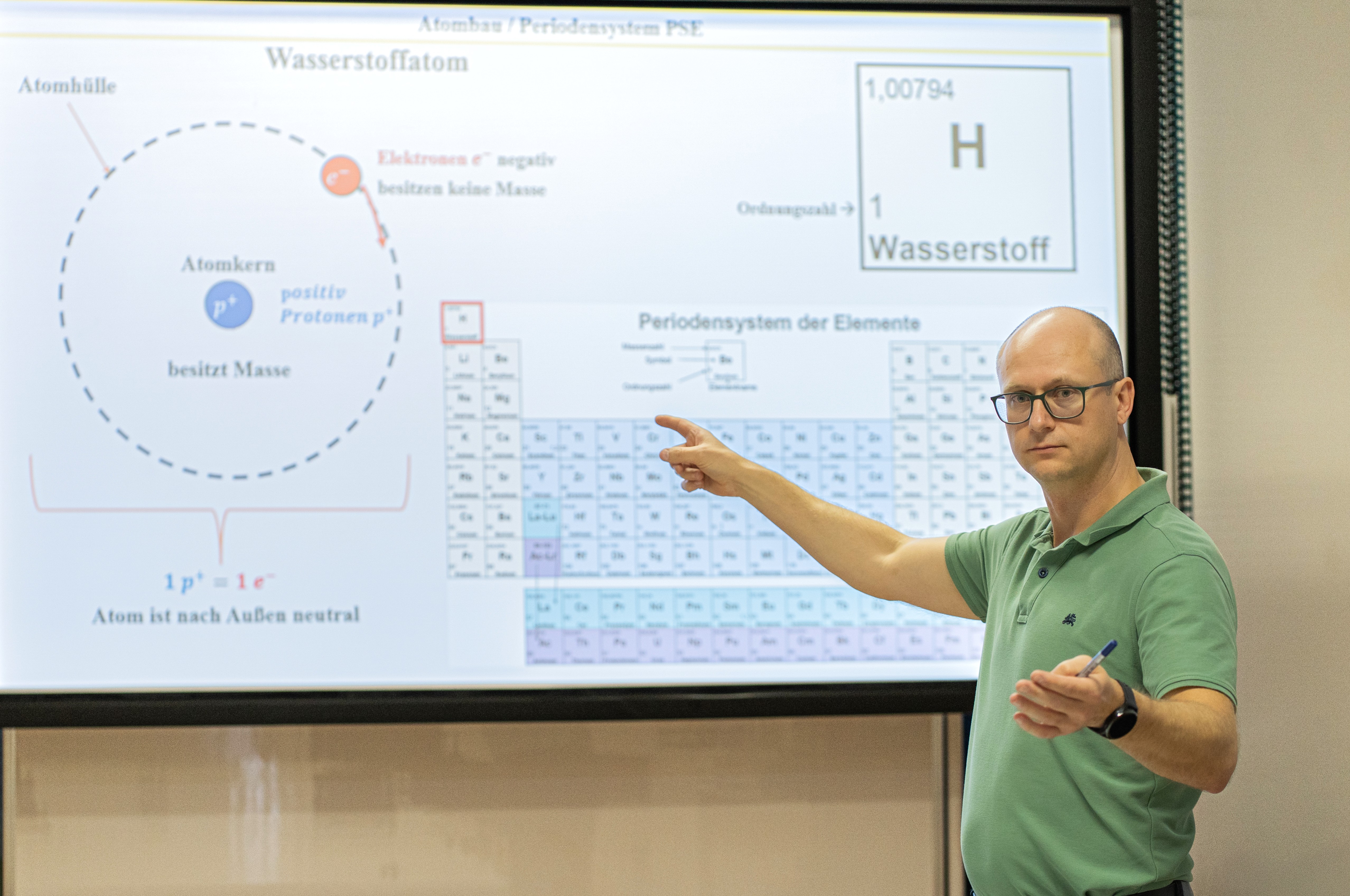 Der freiberufliche Dozent Eugen Polskoi vermittelt das erforderliche Prüfungswissen für den Beruf Produktionsfachkraft Chemie.