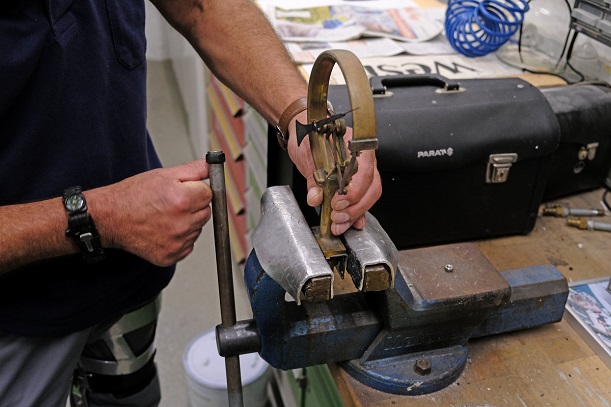 In seiner Werkstatt repariert der Haustechniker zum Beispiel ein Manometer. Foto: Wir. Hier. / Florian Lang