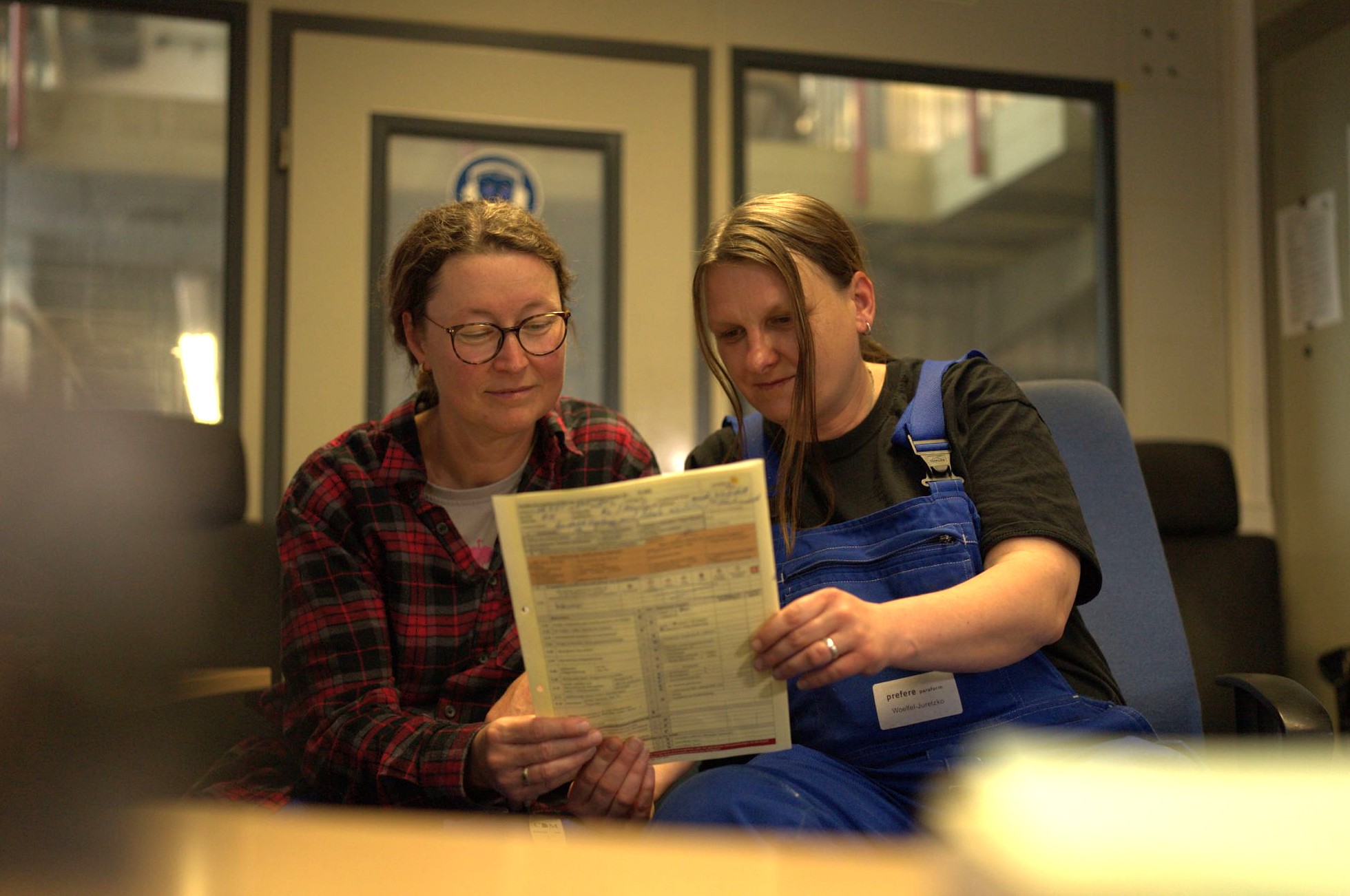 Die Chemikantinnen Tina Sauer (links) und Anna Wölfel-Juretzko bei der Übergabe zum Schichtwechsel.