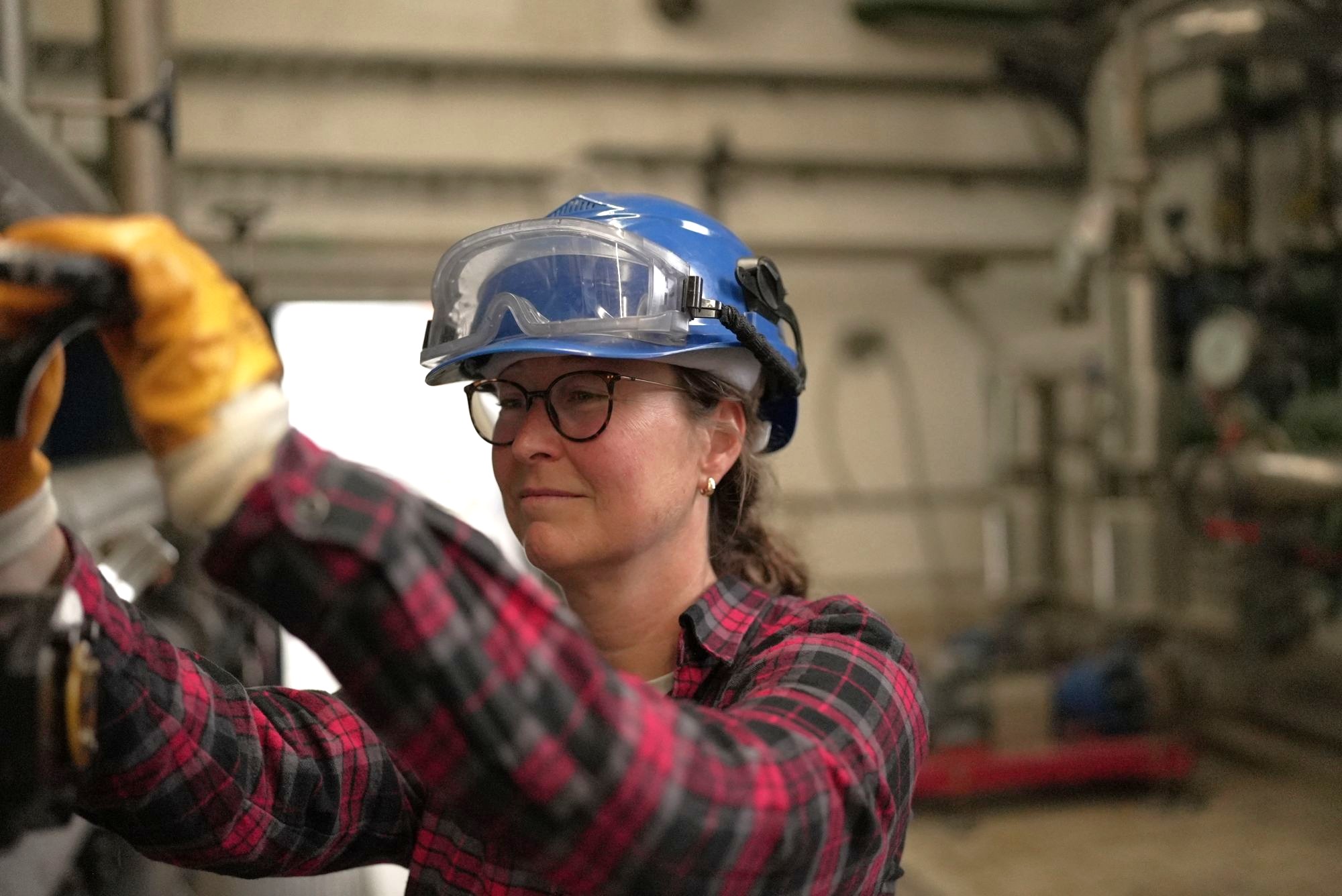Chemikantin und Kesselwärterin Tina Sauer regelt die Abläufe im Kesselhaus.