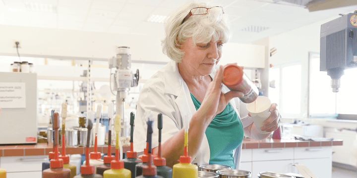 Kontrolle via Probe: Chemietechnikerin Helga Simon nimmt eine Farbprobe © Peter Wirtz/Dormagen