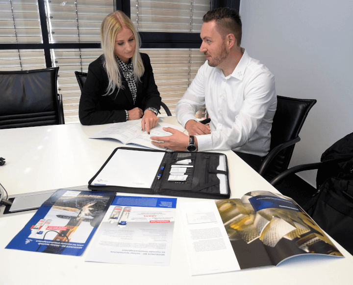Termin: Bei regelmäßigen Meetings mit den Kollegen (im Bild: Ina Zeeb aus dem Marketing) bespricht Mühlberger die Anforderungen der Kunden. Foto: Sandro