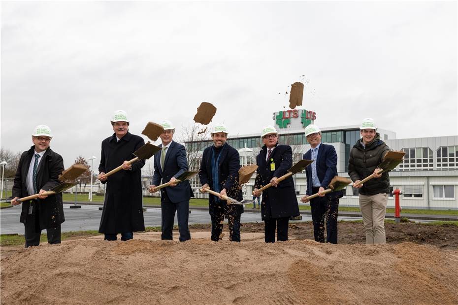 LTS Technikum: Viel Prominenz beim Spatenstich. Foto: LTS Lohmann (Von links: Thomas Stümper Leiter LTS Technik, Ingo Dittrich, Geschäftsführer Planungsbüros Dittrich, LTS CEO Bas van Buijtenen, Christian Greiner künftiger Oberbürgermeister der Stadt Andernach und sein scheidender Kollege Achim Hütten, LTS COO Michael Hoffmann und Max Dittrich.